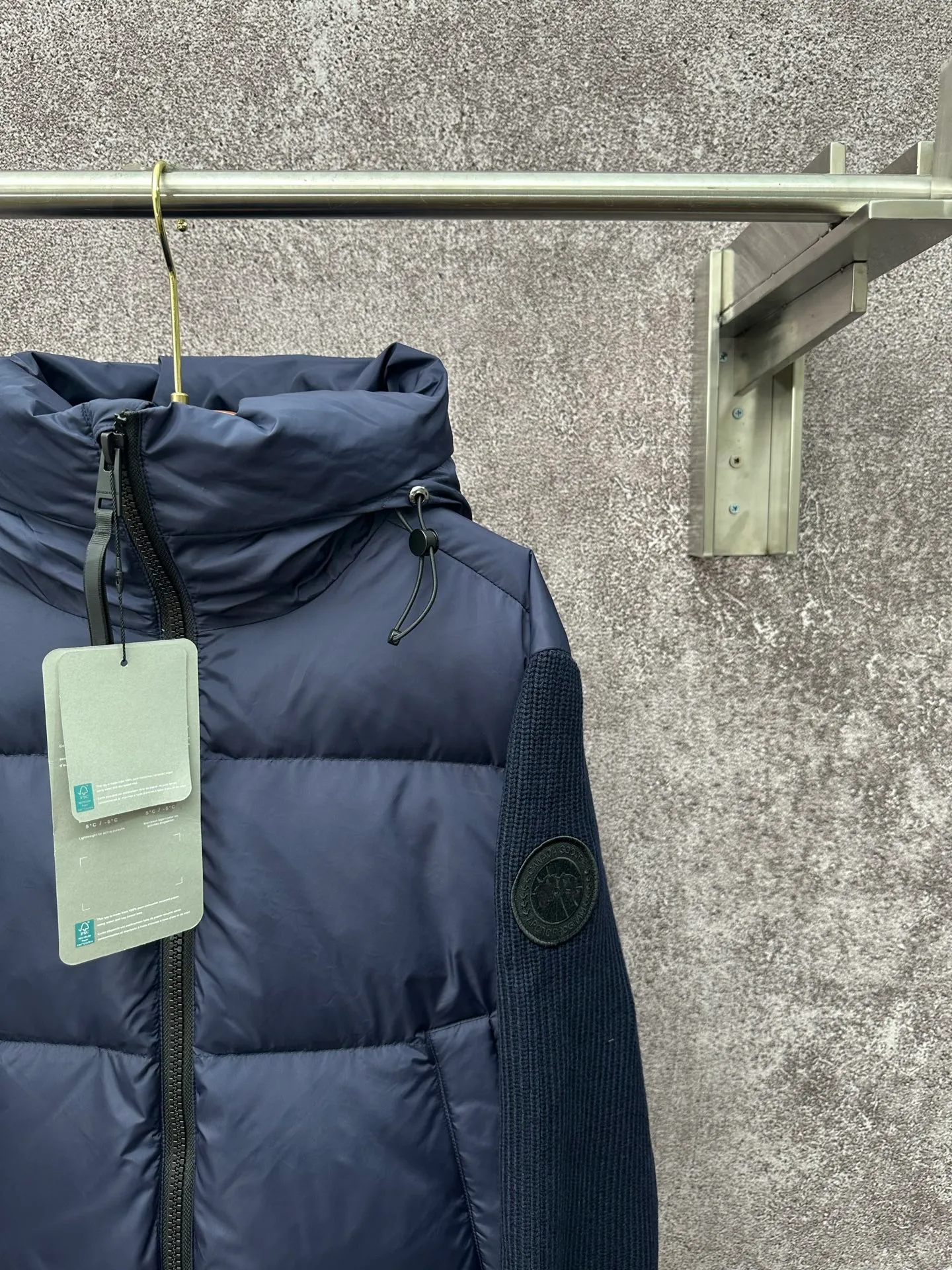 P930 Canada Goose Armband Hooded Down Jacket Fabric selection: The use of high-quality protective nylon fabric not only enhances the wear resistance of the surface, but also takes into account wind resistance, ensuring excellent performance in various harsh weather conditions.  90 national standard high-quality white duck down: selected high-loft down, weighing 170g, light and warm, with excellent temperature locking performance and good resilience.  Three-dimensional quilting process: Precision thread reinforcement to prevent velvet drilling and ensure that the fluffy and resilient elasticity lasts as new.  7-needle medium-thick knitted structure: Use thicker yarns to knit woolen fabrics with obvious thickness and weight. The texture is clearly visible and has a rough, retro texture. It has a good skeleton feel, is relatively stiff, and can maintain the silhouette of clothing for a long time. It also provides more layers of still air to lock in heat.  There is a brand exclusive LOGO on the woolen sleeve arms. It is dark and not obvious in the photo.  Accessories: One-to-one customized logo, one-to-one customized zipper pendant, one-to-one customized snap button SIZE: S M L XL